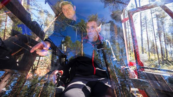 Skotarförare som blir instruerad i hytten