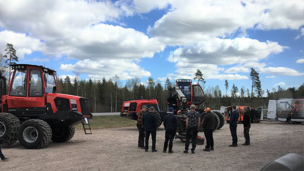 entreprenörer tittar på skogsmaskin